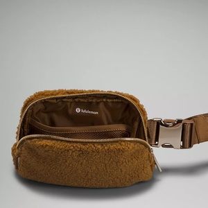 Lululemon Everywhere Fleece Belt Bag in Burnt Caramel